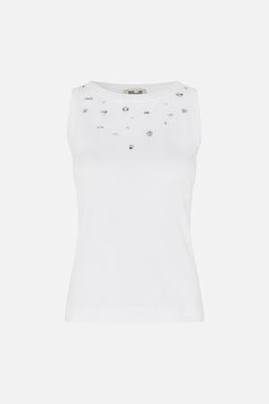 Vooraanzicht van een witte mouwloze top met een hoge, afgeronde hals en verspreide zilverkleurige versieringen.