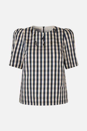 Vorderansicht eines kurzärmeligen Tops mit kariertem Muster in Marineblau und Creme sowie schwarzen Verzierungen auf der Brust.