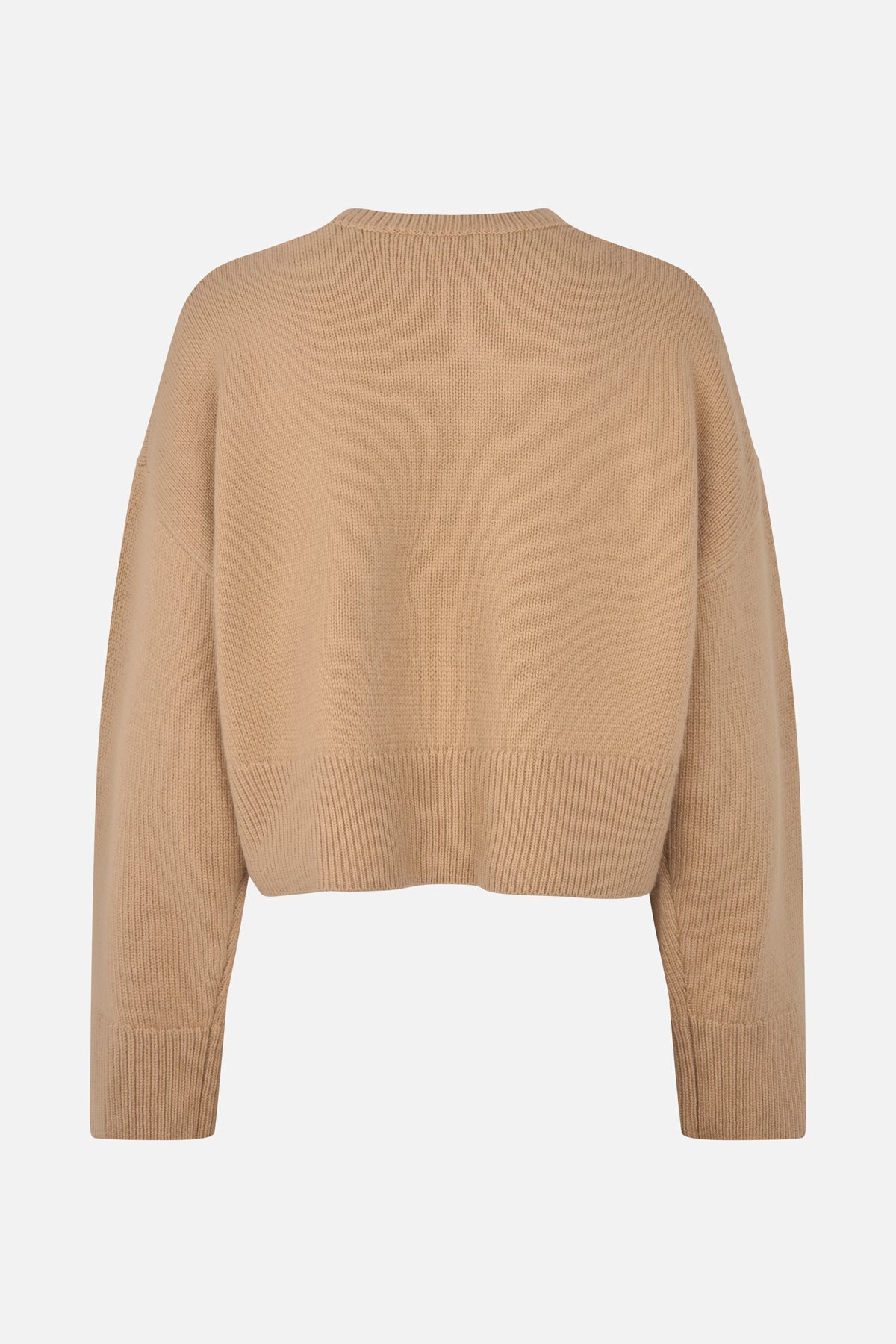 Rückansicht eines kamelfarbenen, kurz geschnittenen Strickpullovers mit langen Ärmeln und Rippenstruktur an Halsausschnitt, Bündchen und Saum.