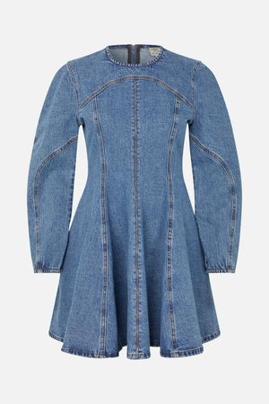 Vooraanzicht van een blauwe denim jurk met lange mouwen, gebogen paneelnaden, een aangesloten taille en een uitlopende rok.