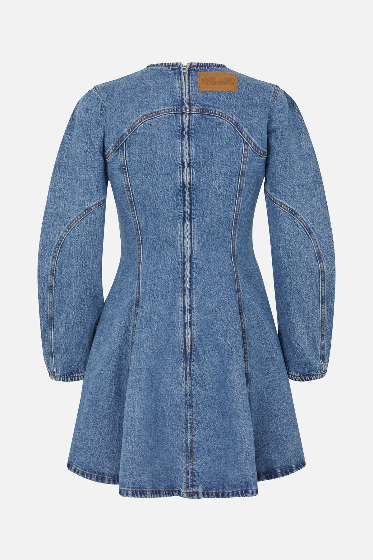Achteraanzicht van een blauwe denim mini-jurk met lange mouwen, gebogen paneelnaden, een middenachterrits en een leren patch.