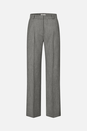 Vorderansicht einer gerade geschnittenen Hose aus grauem Strukturstoff mit flachem Bund, Gürtelschlaufen und Bügelfalten.