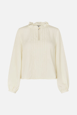 Vooraanzicht van een ivoorkleurige blouse met lange mouwen, een gerimpelde hoge kraag, pintuck-details en geplooide manchetten.