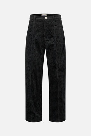 Vorderansicht einer schwarzen, weit geschnittenen Cordhose mit Knopfbund, Gürtelschlaufen und Vordertaschen.