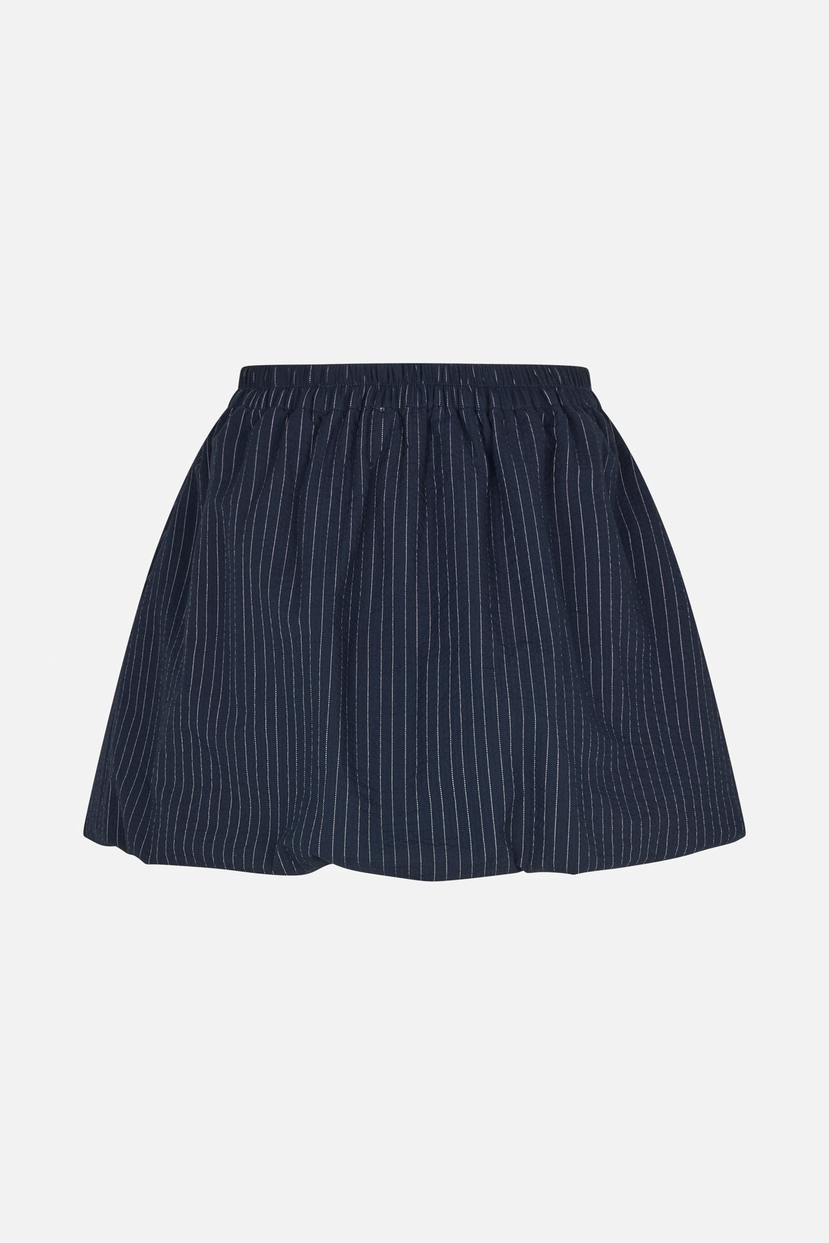 Marineblauwe shorts met dunne witte verticale strepen en een geplooide elastische tailleband, gefotografeerd van voren