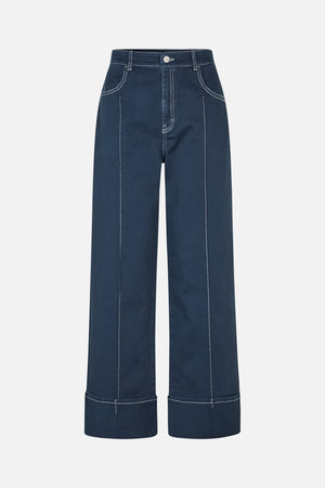 Vorderansicht einer dunkelindigofarbenen Jeans mit weitem Bein, kontrastierenden weißen Ziernähten, geschwungenen Vordertaschen und übergroßen, umgeschlagenen Säumen.