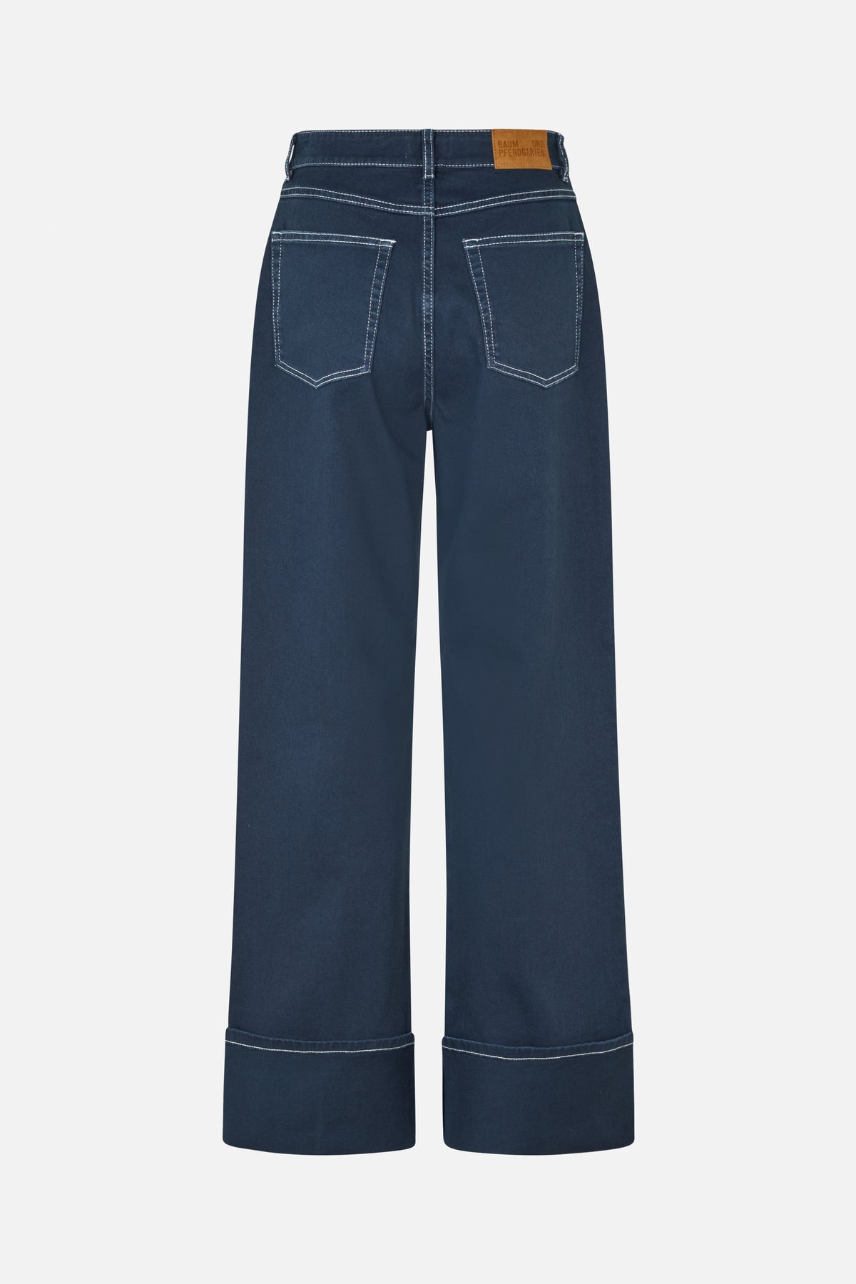 Rückenansicht einer dunkelblauen, weit geschnittenen Jeans mit weißen Kontrastnähten, zwei Gesäßtaschen und breiten aufgeschlagenen Säumen.