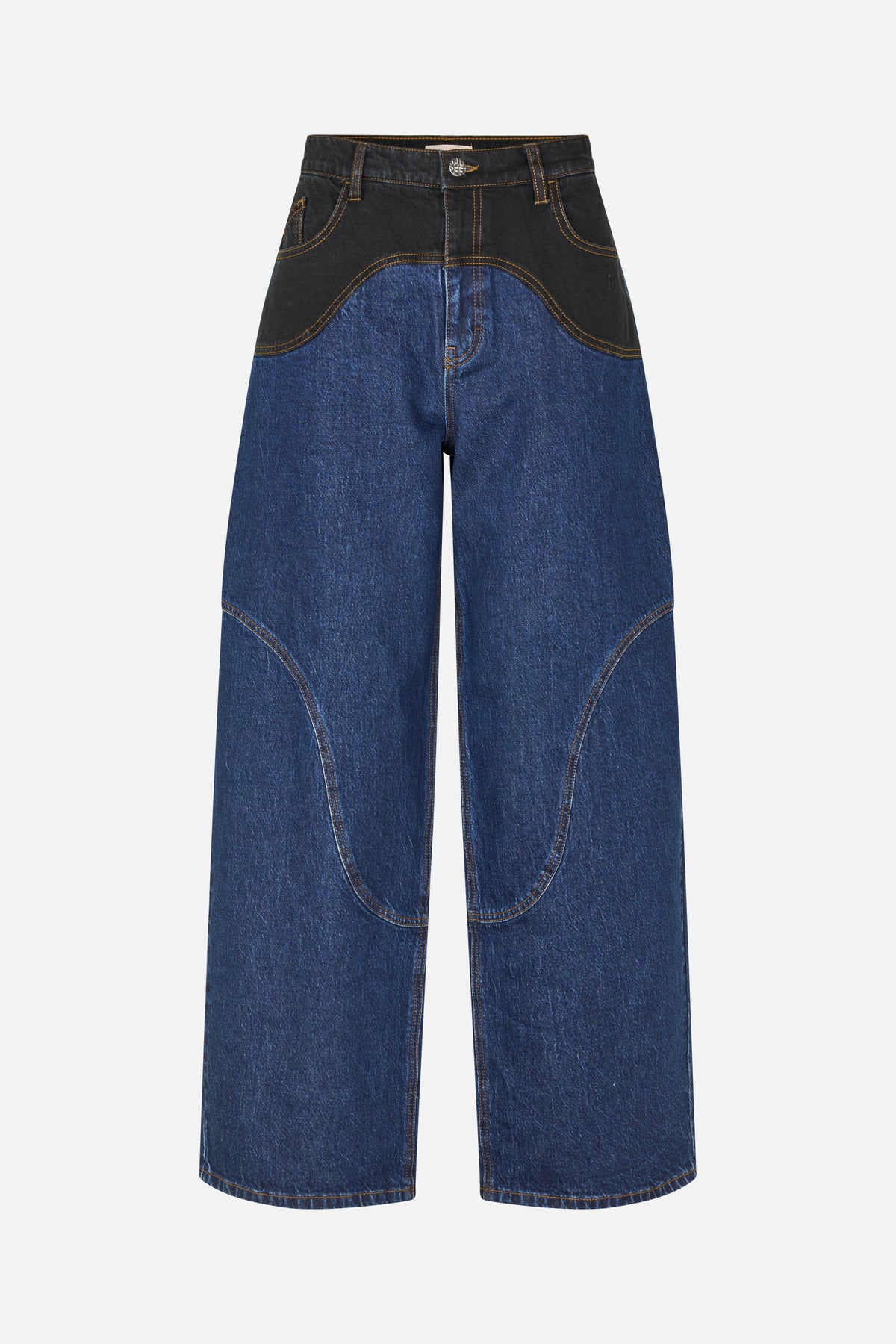 Frontansicht einer weit geschnittenen blauen Jeans mit schwarzem oberen Einsatz, geschwungenen Kontrastnähten und hellbraunen Steppnähten.