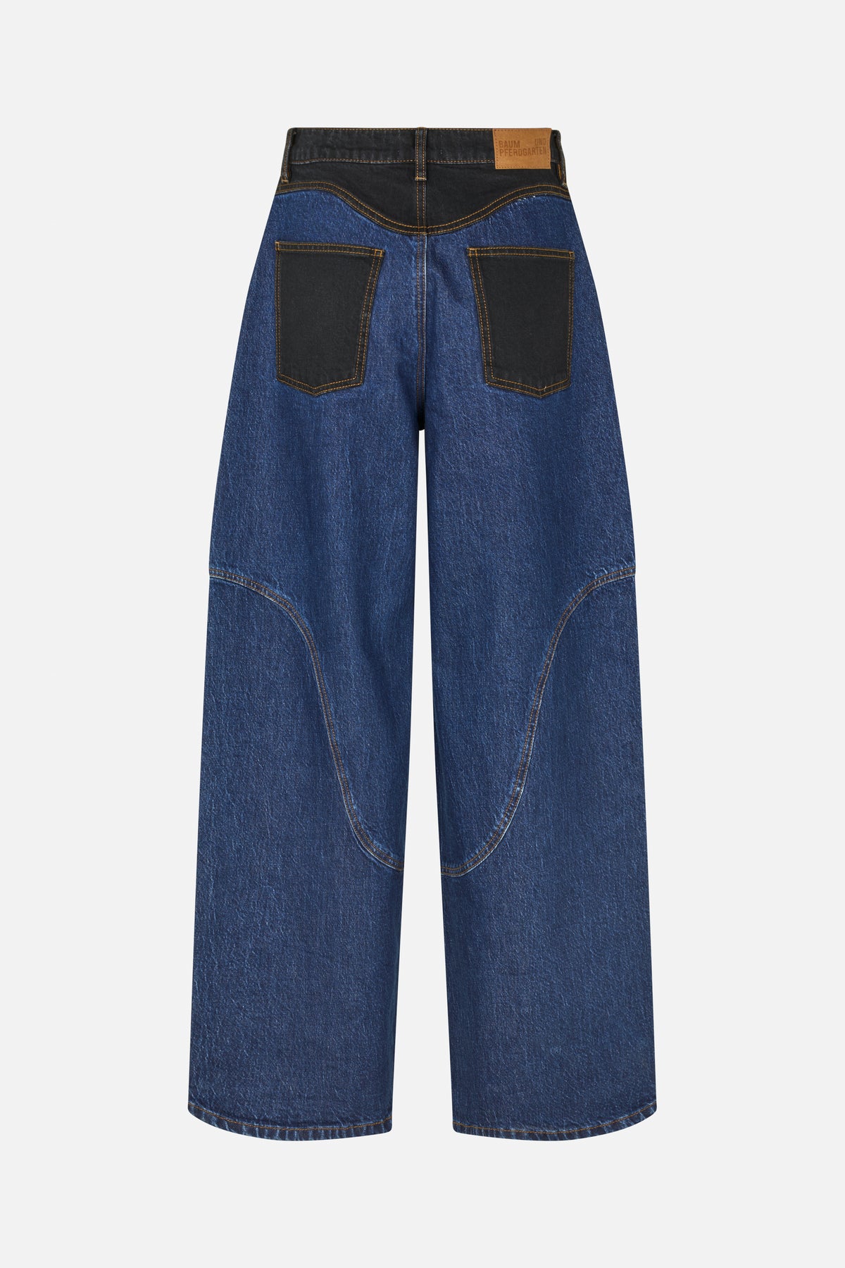 Rückenansicht einer weiten blauen Jeans mit schwarzer denim-Passe, aufgesetzten Taschen, Kontrastnähten und geschwungenen Nähten an den Knien.