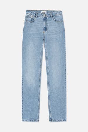 Vooraanzicht van lichtblauwe jeans met rechte pijpen, vervaagde wassing, vijfzakken en knoopsluiting in de taille.