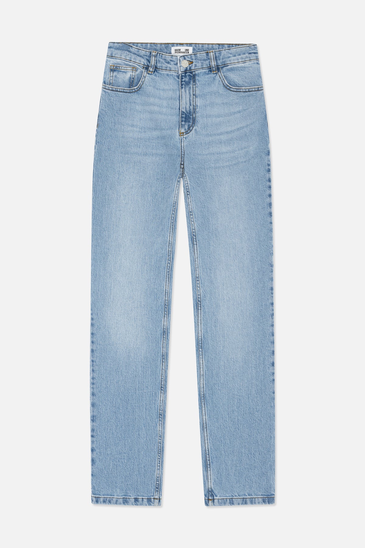 Vorderansicht einer hellblau gewaschenen Jeans mit geradem Bein, Five-Pocket-Schnitt, Kontrastnähten und gebrandetem Metallknopf.