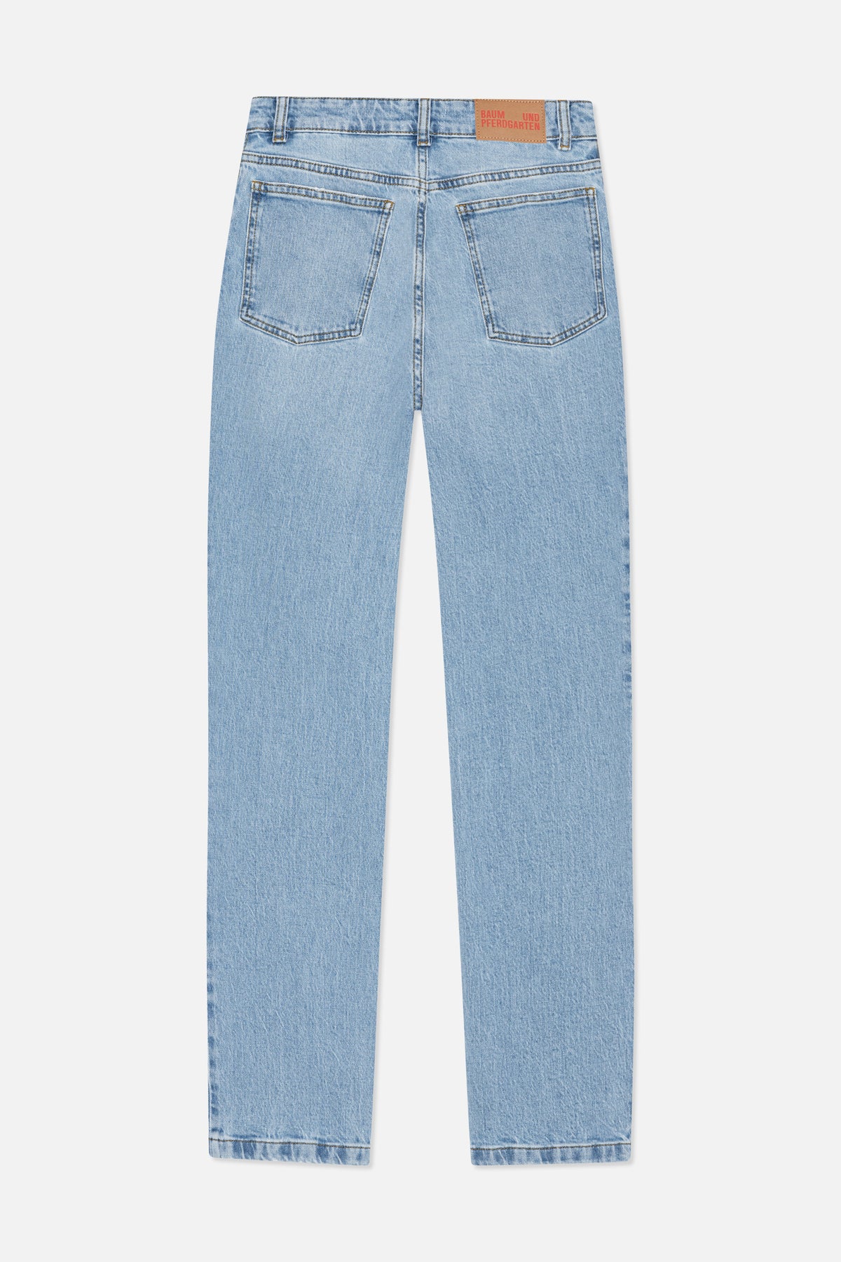 Rückenansicht einer Jeans mit geradem Bein aus hellblau gewaschenem denim, mit zwei Gesäßtaschen und einem hellbraunen, markengeprägten Etikett am Bund.