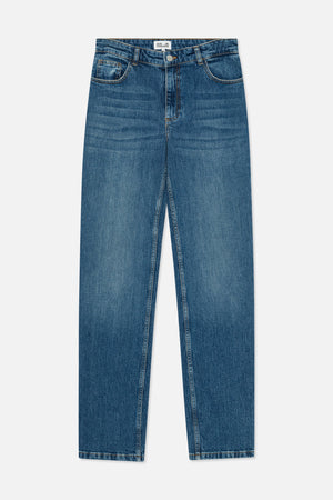 Vooraanzicht van blauwe jeans met rechte pijpen, verweerde wassing, contrasterende stiksels, knoopsluiting en vijfzakkenmodel.