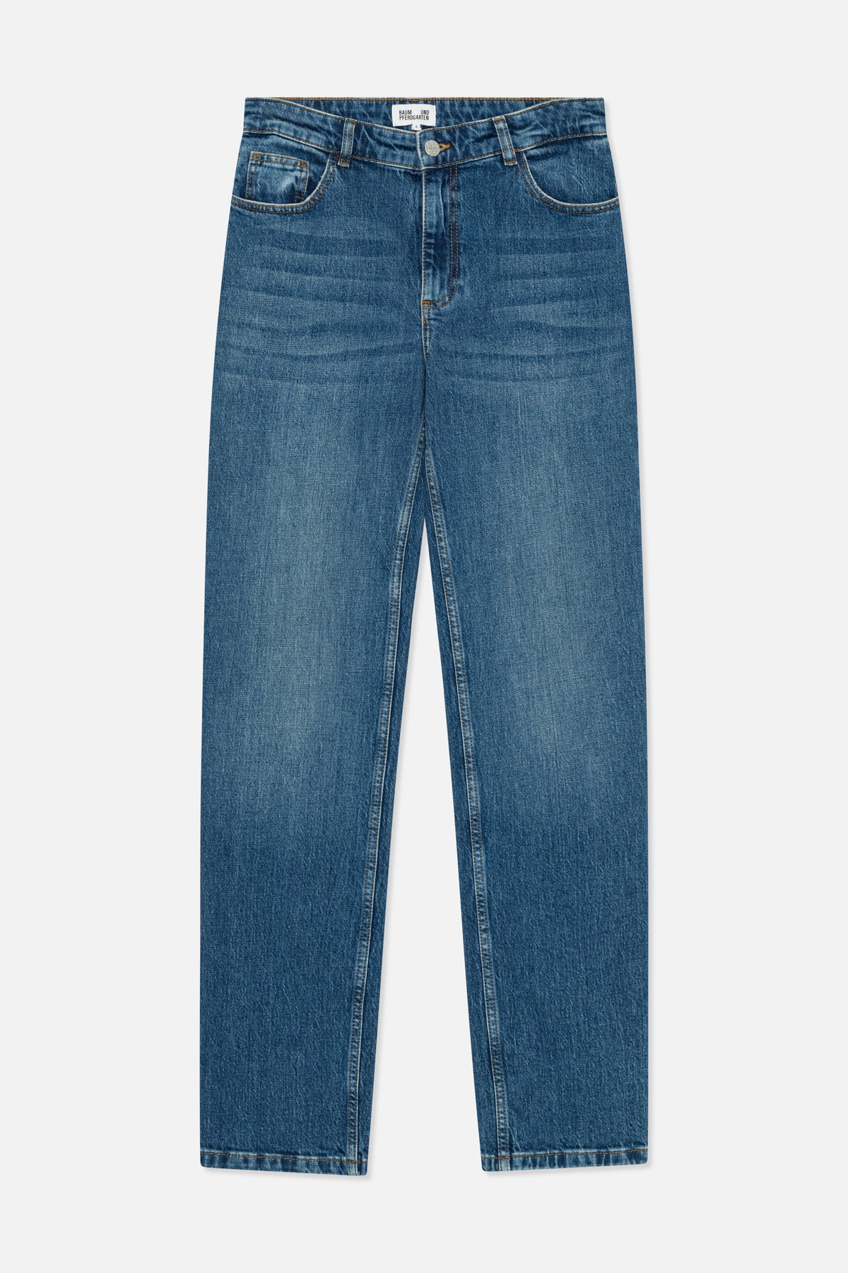 Vooraanzicht van blauwe jeans met rechte pijpen, verweerde wassing, contrasterende stiksels, knoopsluiting en vijfzakkenmodel.