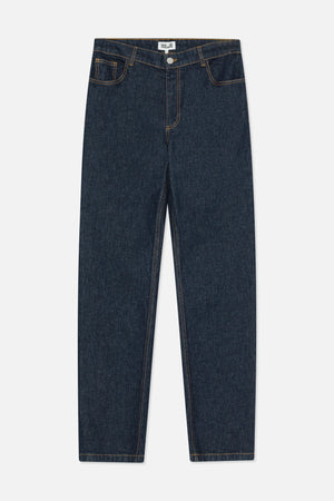 Vooraanzicht van een donkere indigo-jeans met knoopsluiting, gebogen voorzakken en contrasterende stiksels.