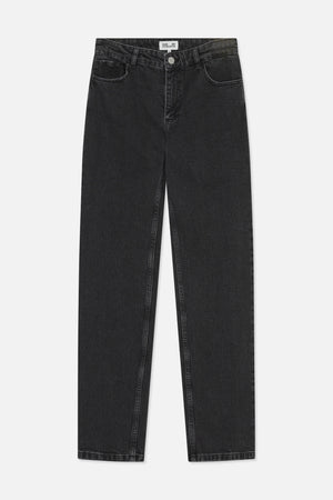 Vooraanzicht van antracietzwarte jeans met knoopsluiting, riemlussen, voorzakken en rechte, wijde pijpen.