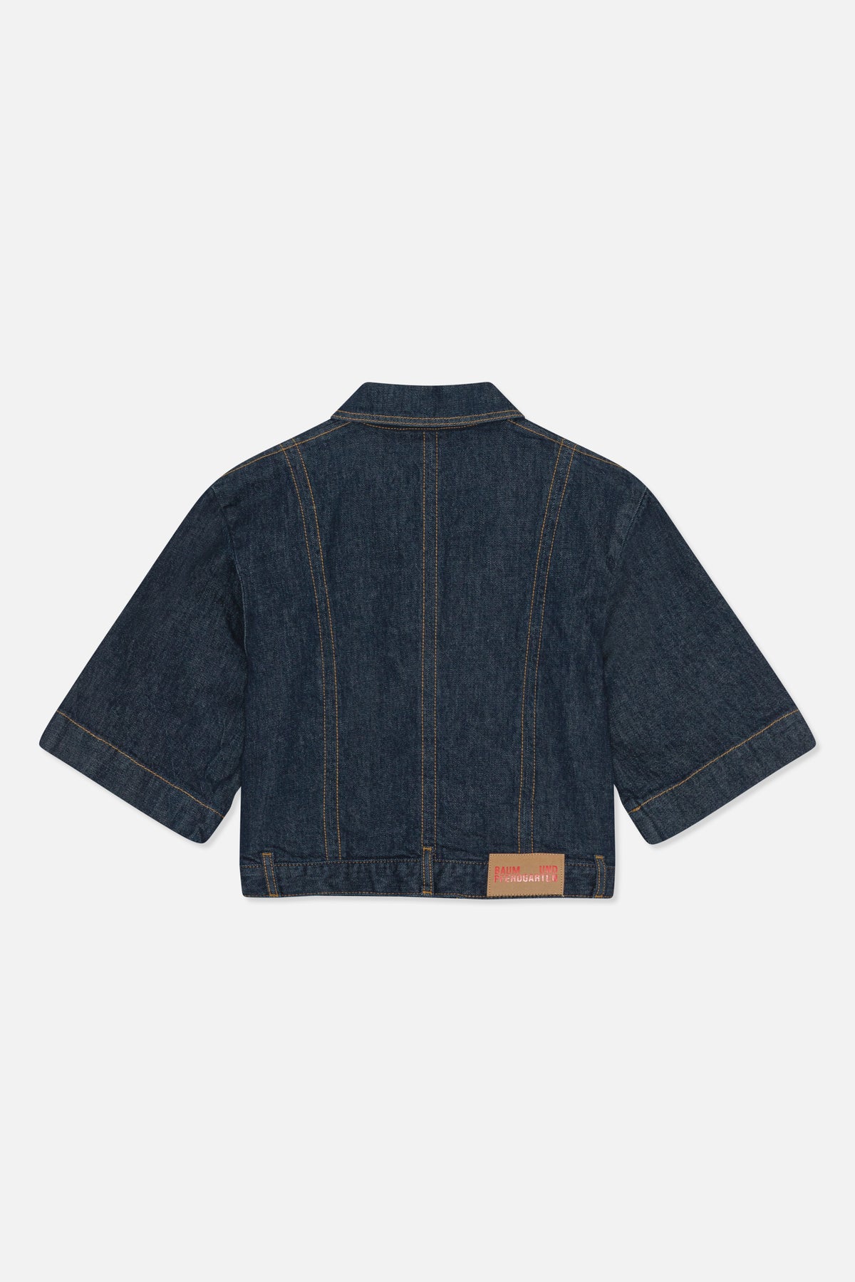 Vue de dos d'une veste en denim indigo foncé à manches courtes, surpiqûres contrastantes orange et patch beige au bas.