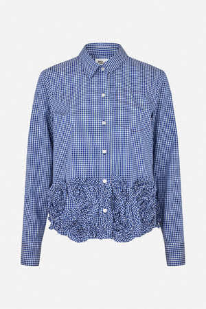Vooraanzicht van een blauw-witte ruitjesblouse met lange mouwen, puntkraag, borstzak en gerimpelde ruches aan de zoom