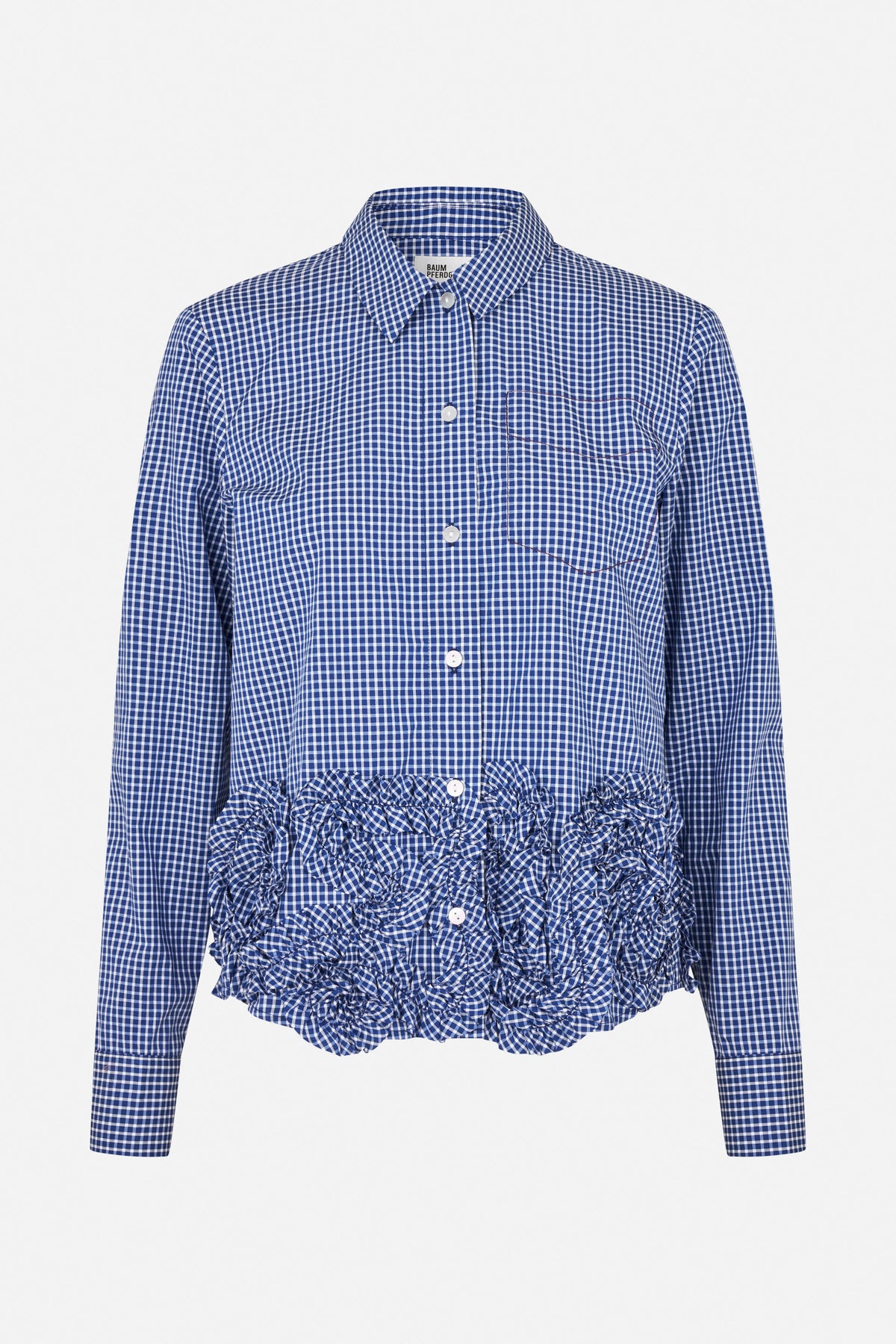 Vooraanzicht van een blauw-witte ruitjesblouse met lange mouwen, puntkraag, borstzak en gerimpelde ruches aan de zoom