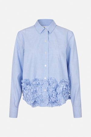 Voorzijde van een lichtblauwe fijngestreepte blouse met knoopsluiting, puntkraag, borstzak en gelaagde volants rond de taille.
