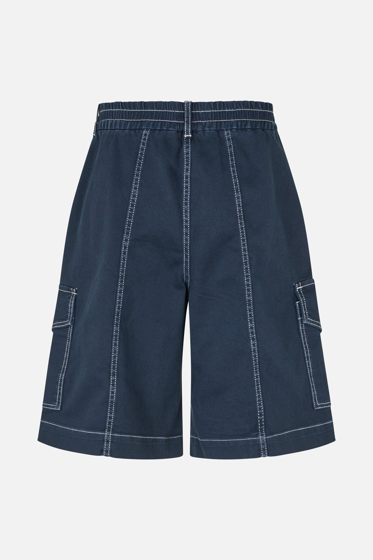 Vorderansicht von dunkelblauen, weit geschnittenen Shorts mit gerafftem Bund, Cargotaschen und markanten weißen Kontrastnähten.