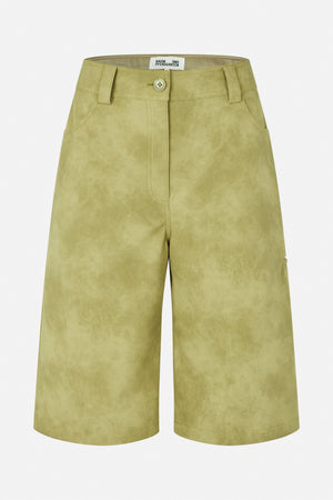 Vorderansicht von olivgrünen knielangen Shorts mit meliertem Finish, Gürtelschlaufen, Knopfverschluss und geschwungenen Seitentaschen.