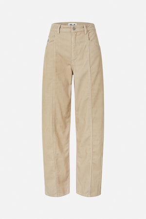Hellbeige Cordhose mit Knopfbund, Gürtelschlaufen und geraden, weiten Beinen, Vorderansicht.