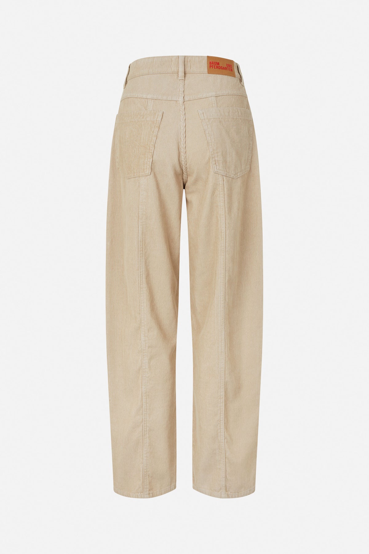 Achteraanzicht van een beige ribfluwelen broek met rechte pijpen, twee opgestikte achterzakken en een logopatch op de tailleband.