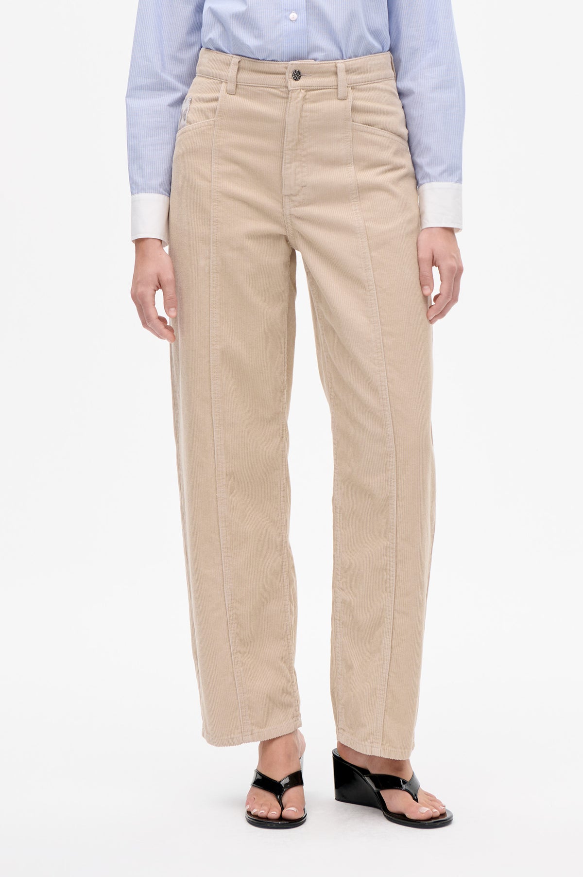 Vooraanzicht van beige ribfluwelen broek met knoopsluiting in de taille, riemlussen, gebogen zakken en kortere rechte pijpen.