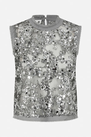 Vue de face d'un top sans manches gris transparent, densément recouvert de sequins argentés, avec une encolure ronde haute et des finitions à franges.