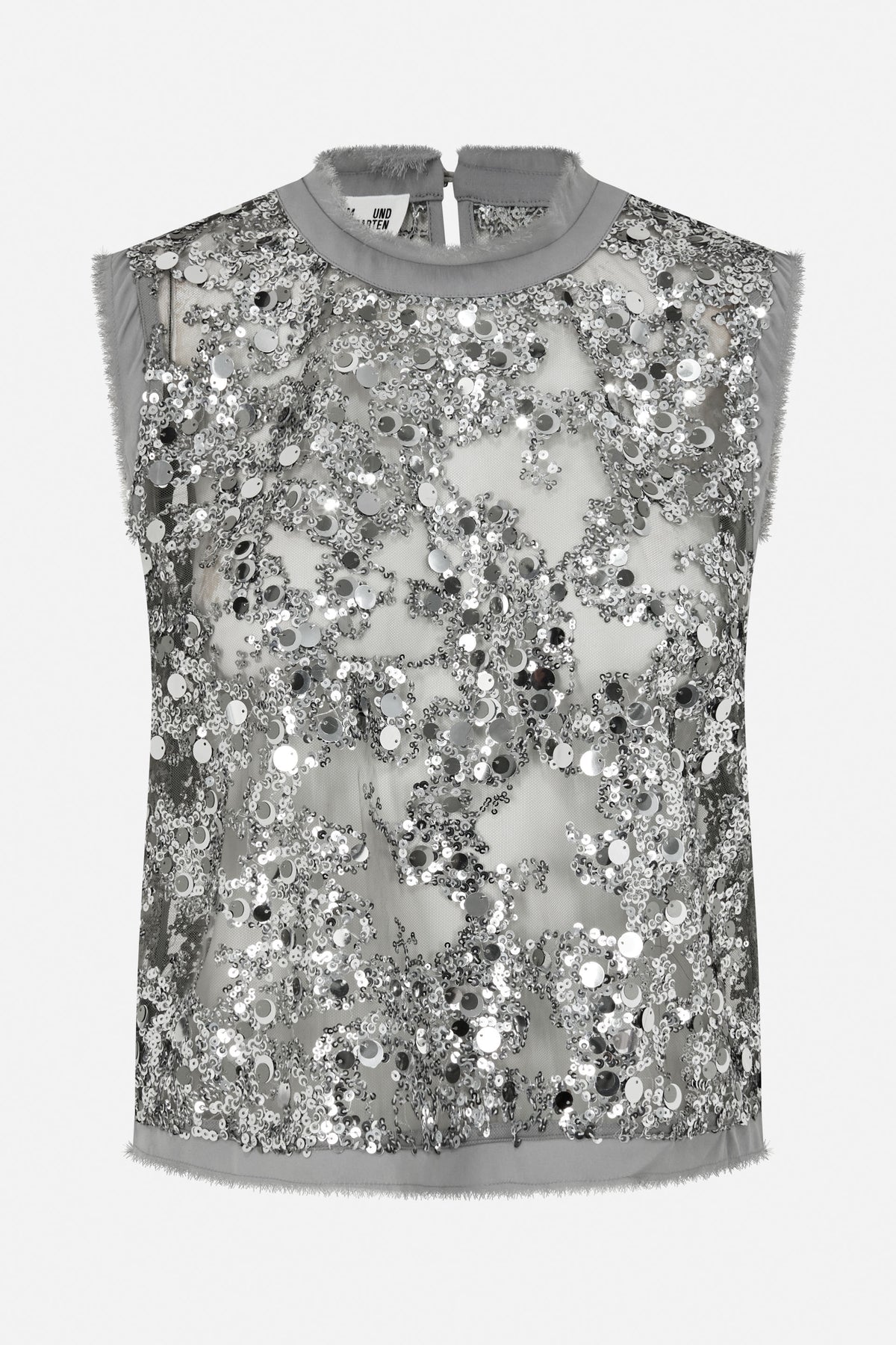 Vue de face d'un top sans manches gris transparent, densément recouvert de sequins argentés, avec une encolure ronde haute et des finitions à franges.
