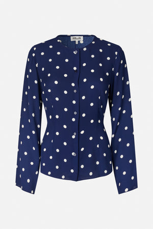 Vorderansicht einer marineblauen Bluse mit langen Ärmeln, durchgehender Knopfleiste, rundem Halsausschnitt und verstreuten weißen Punkten.