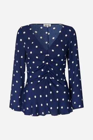 Marineblauwe blouse met lange mouwen en witte stippen, V-hals, voorkant met plooitjes en uitlopende zoom