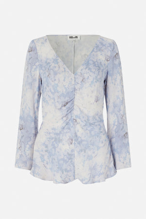 Vooraanzicht van een blouse met lange mouwen, V-hals, plooien middenvoor en een abstracte bloemenprint in lichtblauw, wit en grijs.