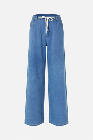 Vorderansicht einer blauen denim-Hose mit weitem Bein, weißem Kordelzugbund und geschwungenen Vordertaschen.