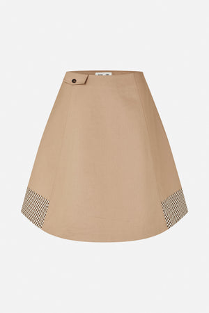 Vue de face d'une jupe trapèze beige avec des panneaux vichy marron et crème à l'ourlet et une patte de taille boutonnée.