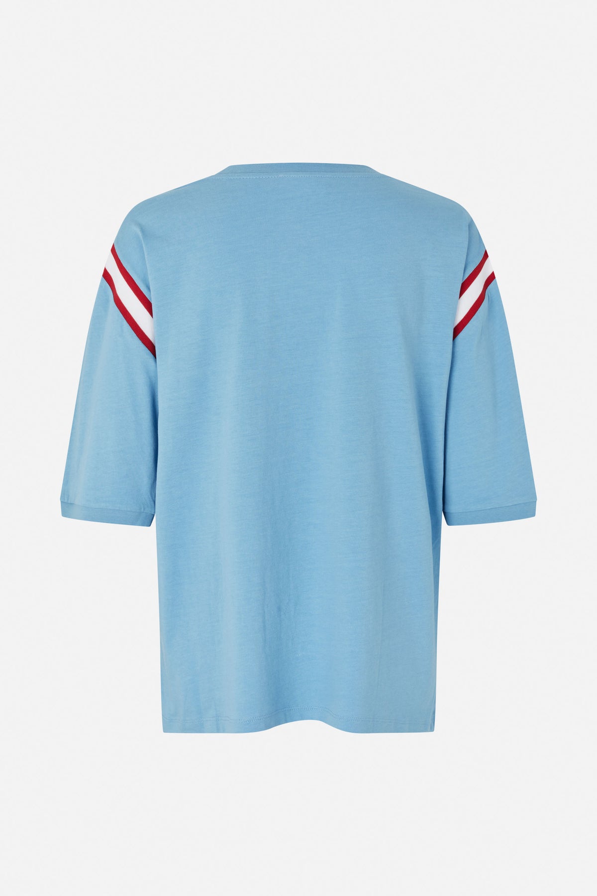 Rückansicht eines hellblauen T-Shirts mit kurzen Ärmeln und rot-weißen diagonalen Ärmelstreifen.