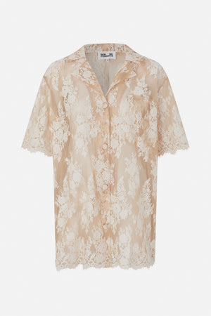 Vorderansicht einer kurzärmeligen Bluse mit Knopfleiste aus durchscheinender, beigefarbener Spitze mit ganzflächigem weißen Blumenmuster.