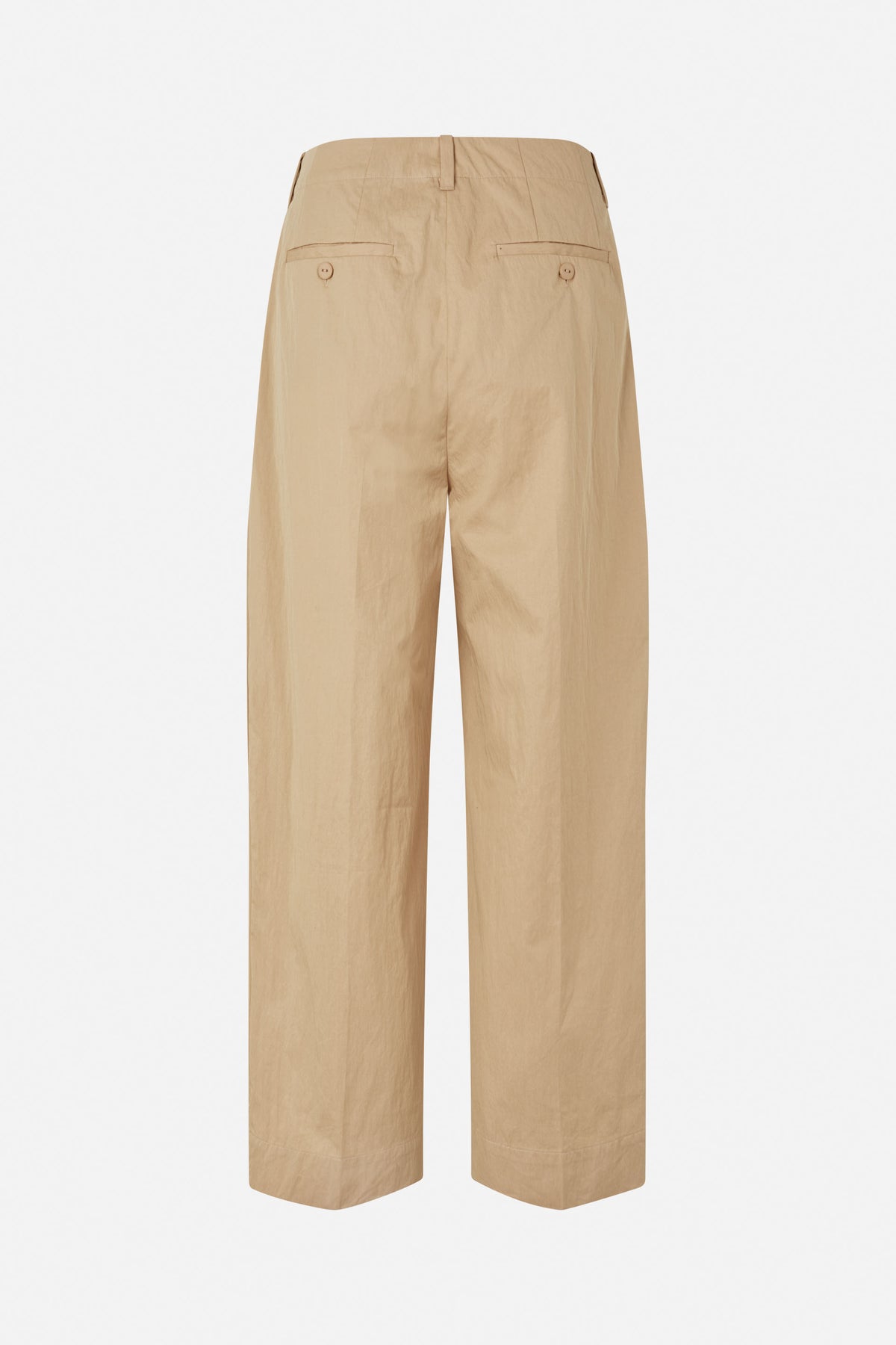 Achteraanzicht van een beige broek met wijde pijpen, riemlussen en twee paspelzakken met knopen.