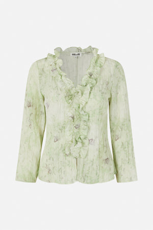 Vooraanzicht van een blouse met lange mouwen in een lichtgroene, abstracte print, met een diepe V-hals en vallende ruches.