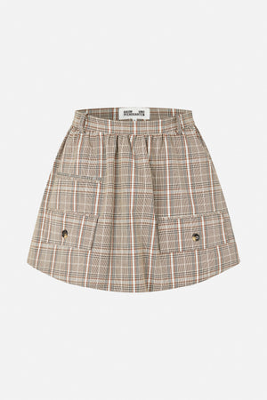 Vooraanzicht van een beige geruite minirok met plooien en grote klepzakken met knopen.