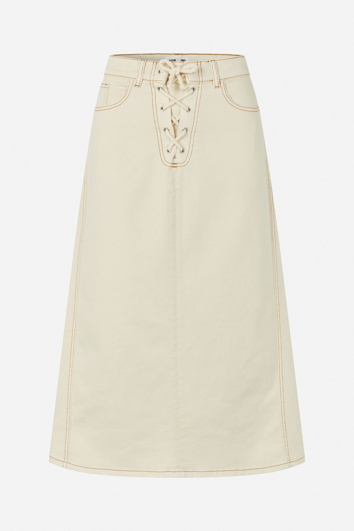 Elfenbeinfarbener A-Linien-Denimrock in Vorderansicht, mit kontrastierenden braunen Nähten, Gürtelschlaufen, Vordertaschen und geschnürtem Bund.