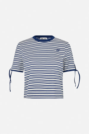 Vorderansicht eines weißen T-Shirts mit marineblauen Streifen, Rundhalsausschnitt, kurzen Ärmeln mit Bindendetails und kleinem Brustlogo.