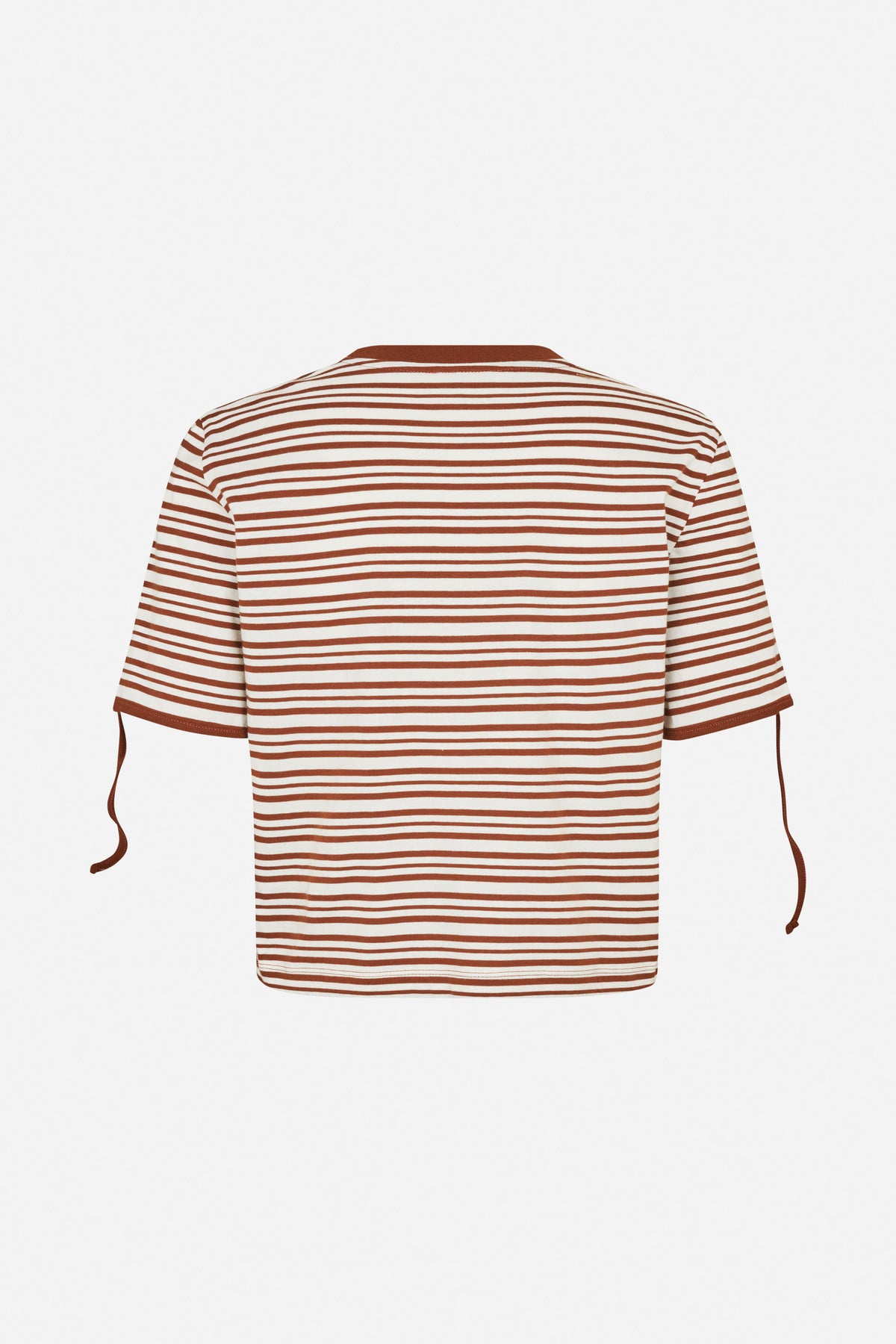 Achteraanzicht van een crèmekleurig T-shirt met korte mouwen, roestbruine strepen en verstelbare koordjes bij de mouwboorden.