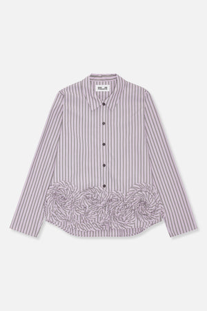 Vooraanzicht van een lila blouse met lange mouwen, knoopsluiting, fijne donkere verticale strepen en geplooide ruches over het onderste deel van het voorpand.