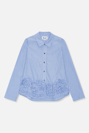 Vooraanzicht van een blauw-wit gestreepte blouse met lange mouwen, knoopsluiting, een puntkraag en een geplooid, getextureerd paneel onderaan de voorkant.