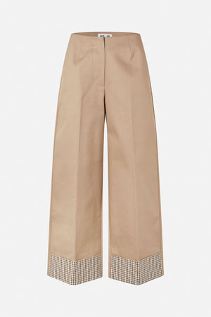 Vorderansicht einer weit geschnittenen beigen Hose mit Bundfalten, verdecktem Hosenschlitz und aufgeschlagenem Saum im braun-weißen Vichy-Karo.