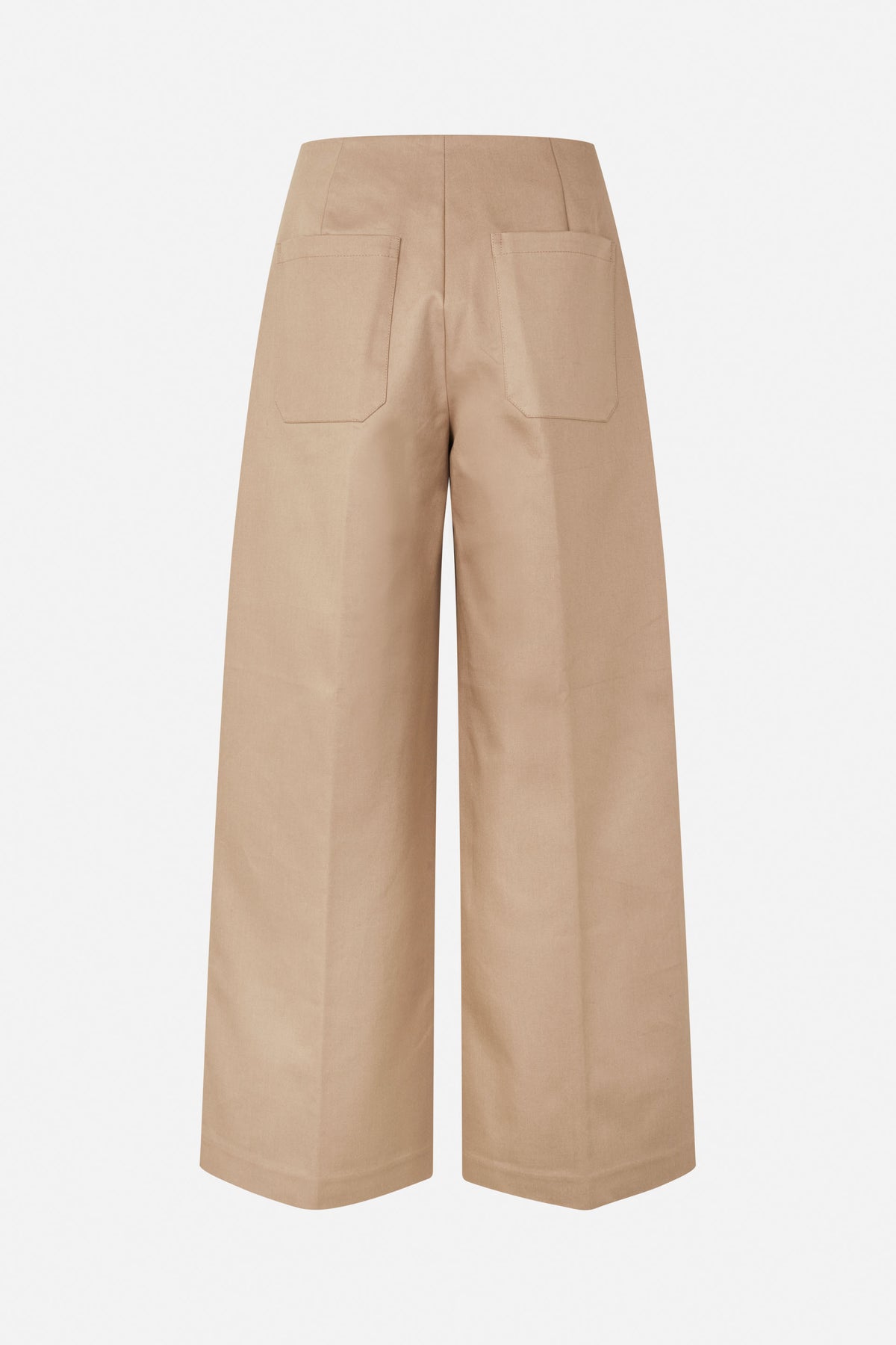 Rückansicht einer beigen Hose mit weitem Bein, zwei aufgesetzten Taschen und sichtbaren Teilungsnähten.