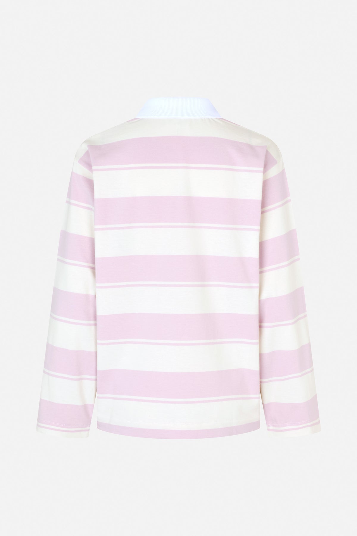 Achteraanzicht van een polo met lange mouwen, brede lichtroze en witte horizontale strepen en een witte kraag.