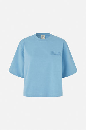 Front view of a light blue short-sleeve crew-neck T-shirt with tonal Baum und Pferdgarten lettering on the chest.